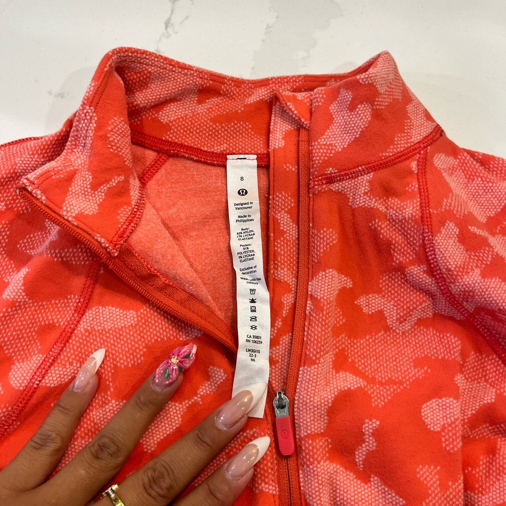 Lululemon Coral Camo Cropped Women’s 1/4 Zip, fits like 4-6, only worn twice!